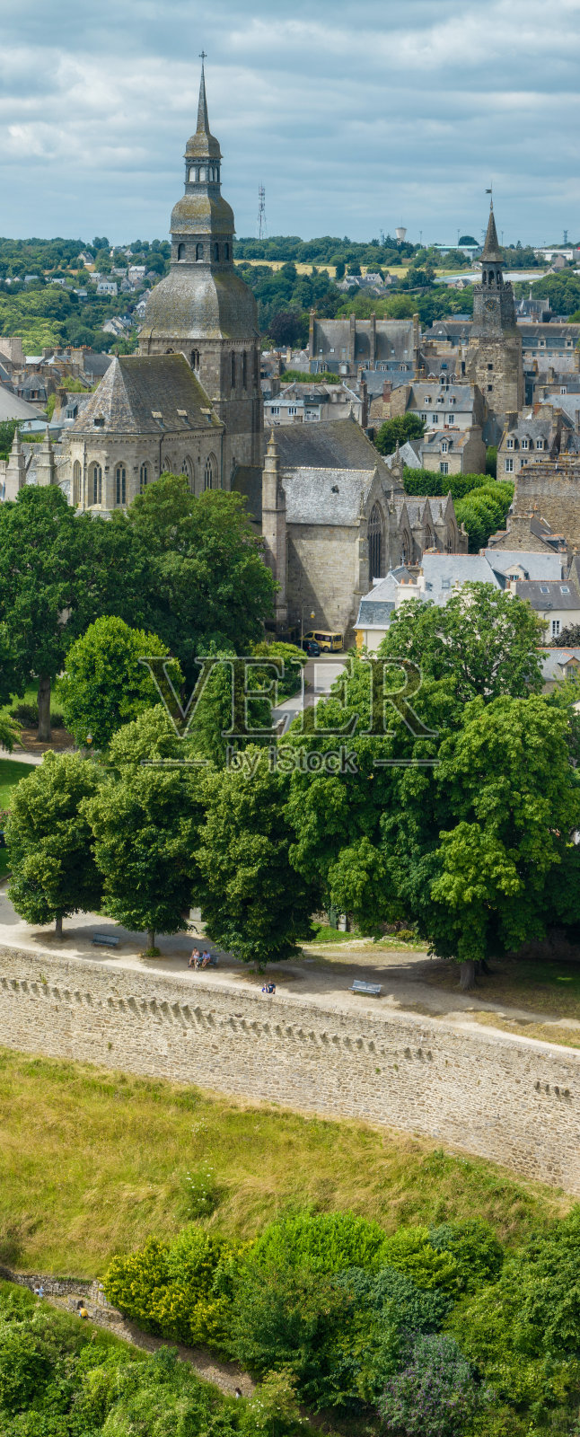 迪南的鸟瞰图。小布列塔尼城镇，历史中心的古老建筑。法国照片摄影图片