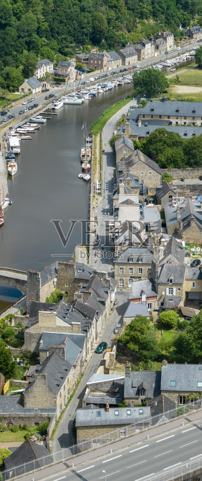 迪南的鸟瞰图。小布列塔尼镇，历史中心的古老建筑。法国照片摄影图片