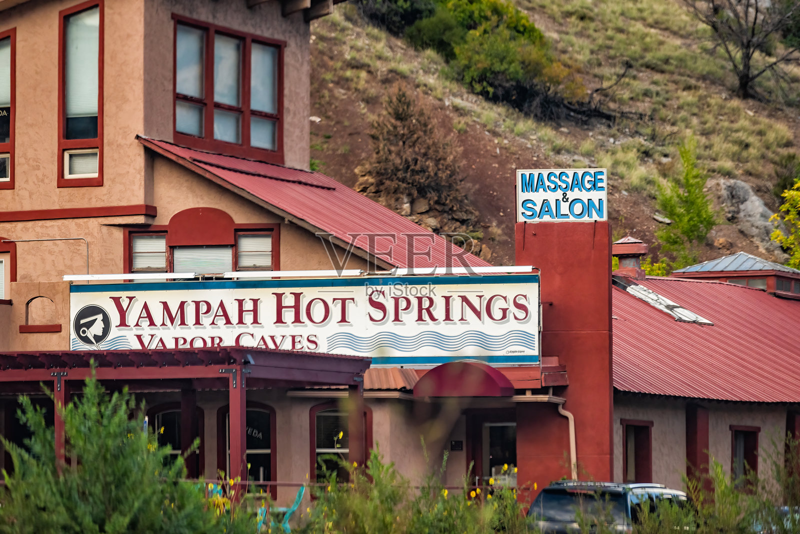 市中心的山城，拥有商店、餐厅和扬帕温泉照片摄影图片