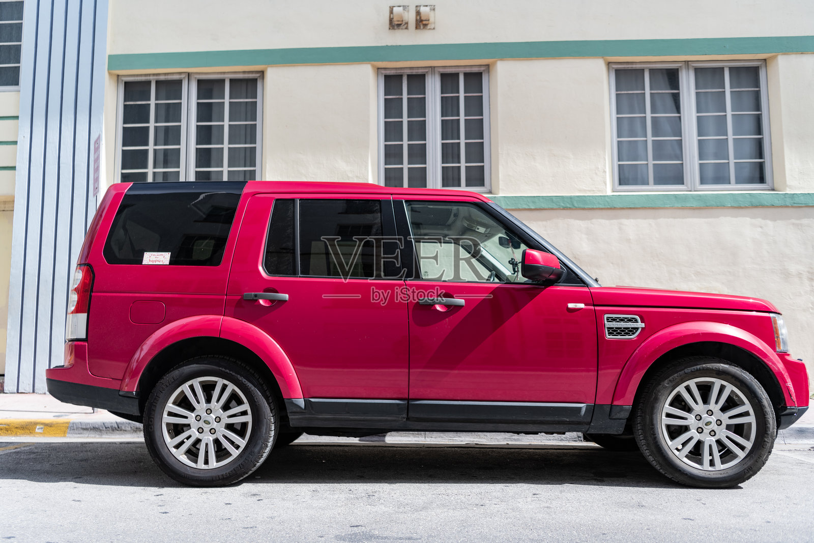 迈阿密海滩的路虎发现4 LR4，樱桃红色的路虎发现4侧视图照片摄影图片