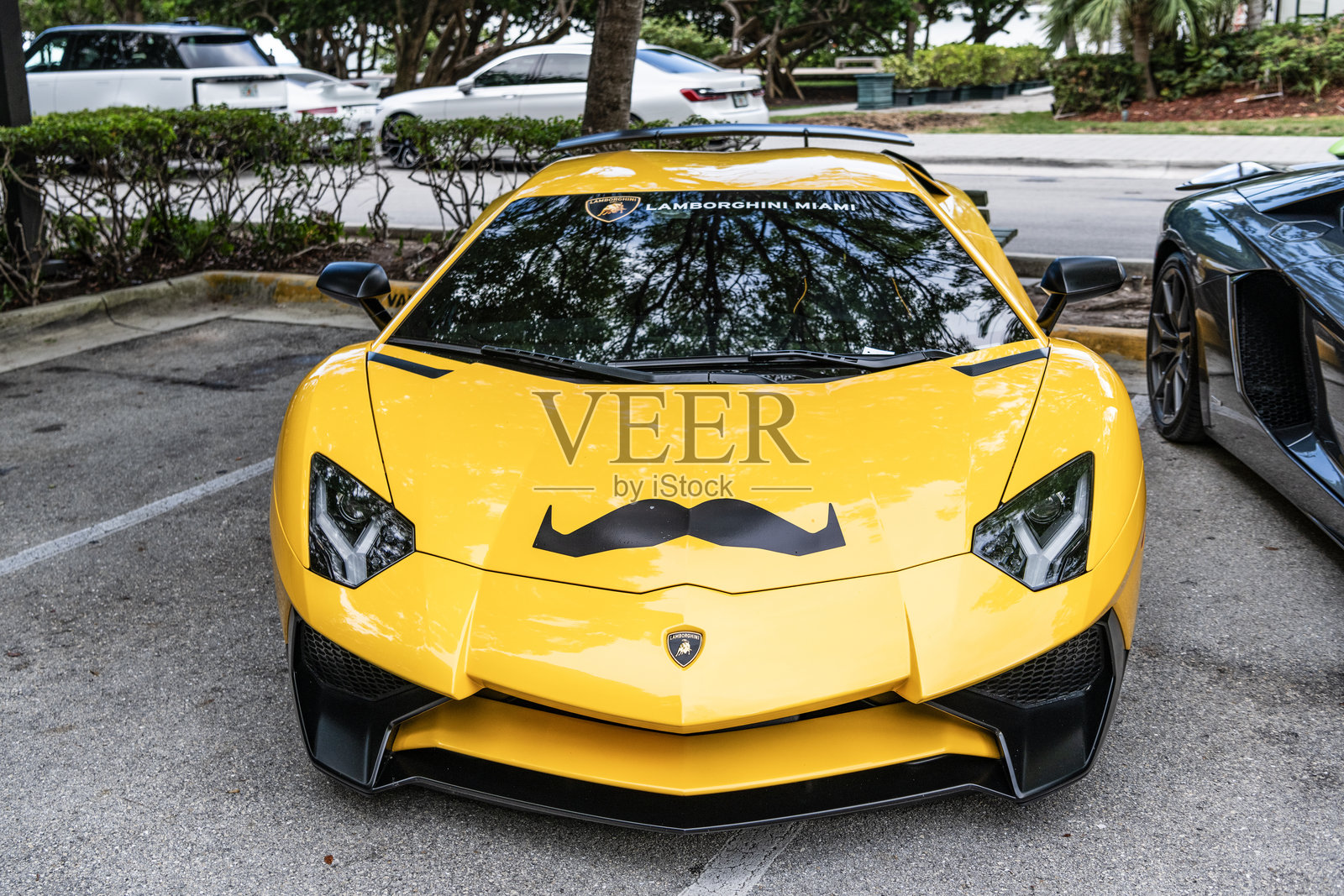 2023年L2022兰博基尼Aventador LP 780-4 Ultimae黄色款在迈阿密海滩。兰博基尼是一家奢侈的意大利汽车制造商。照片摄影图片