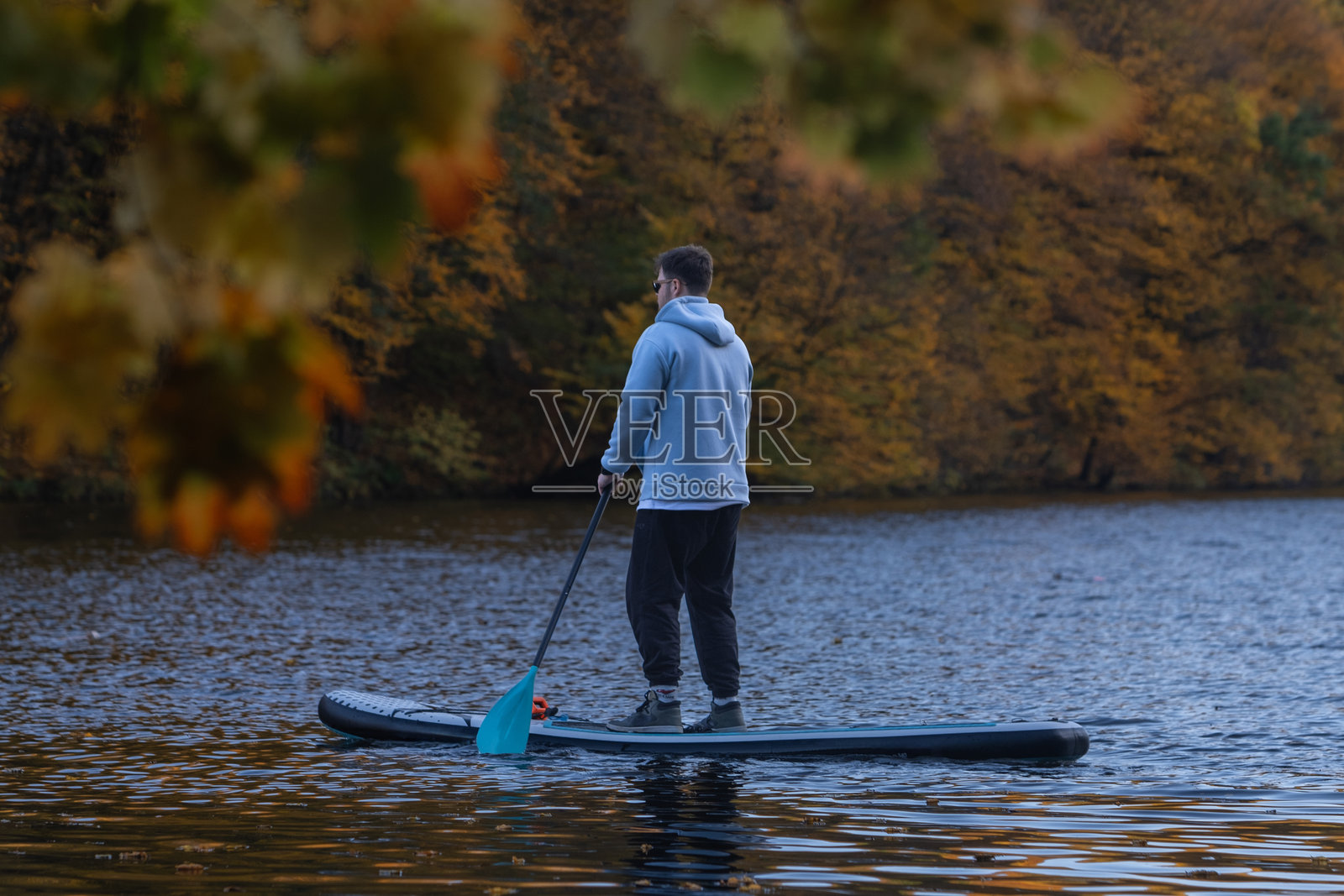 秋季宁静中的立式划水照片摄影图片