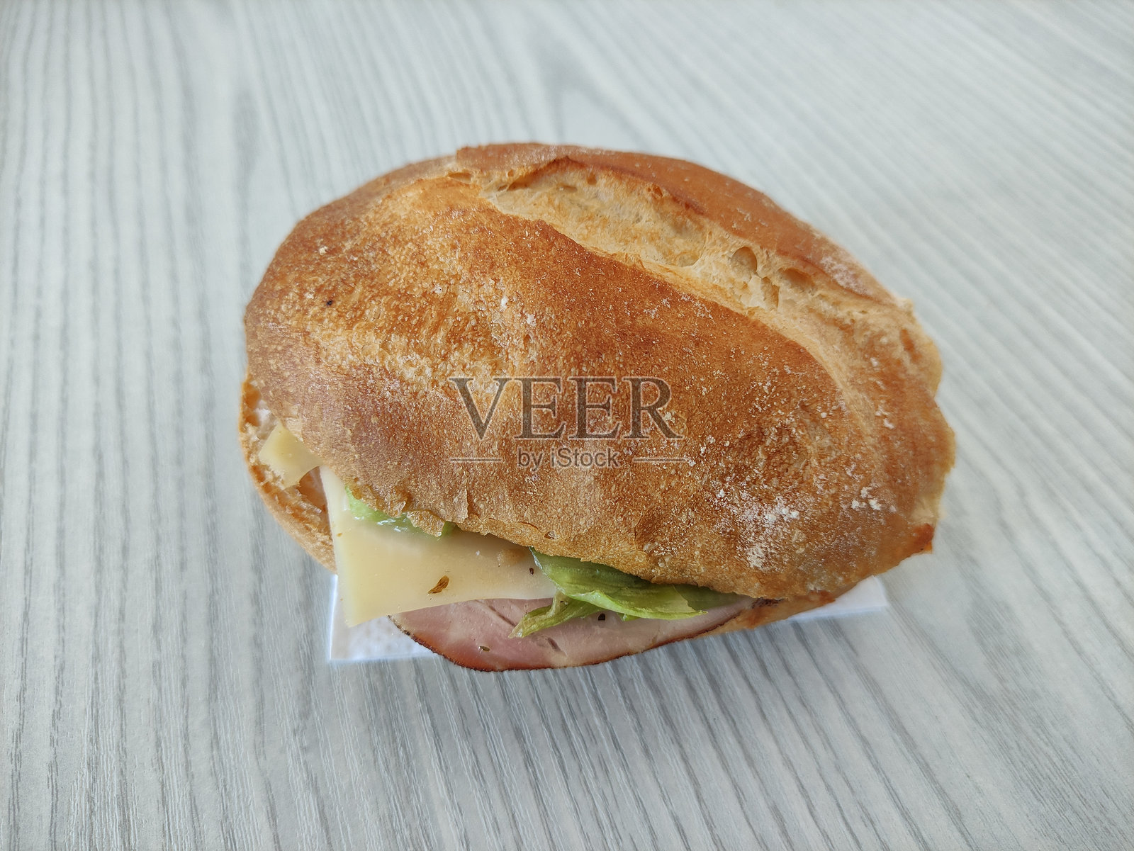 美味的汉堡，上面有奶酪、香草和培根，摆放在桌子上照片摄影图片