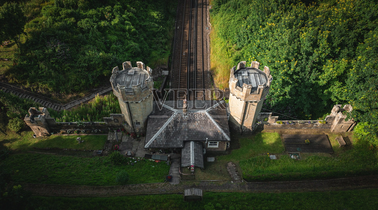 东萨塞克斯，英国，绿丘上的铁路隧道与城堡般的房子照片摄影图片