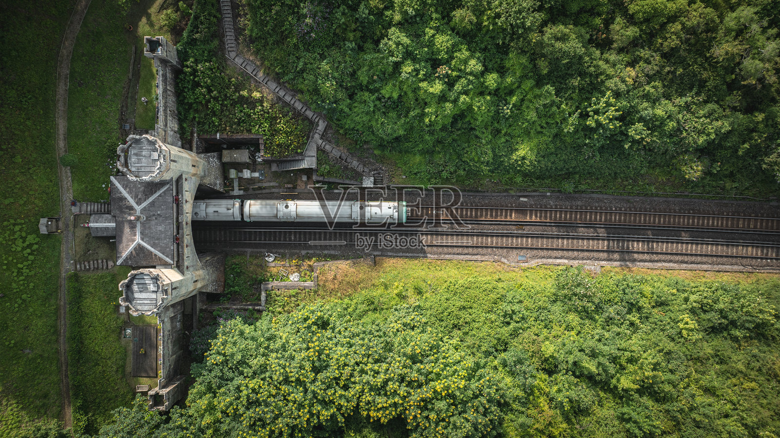 东萨塞克斯，英国，绿丘上的铁路隧道与城堡般的房子。照片摄影图片