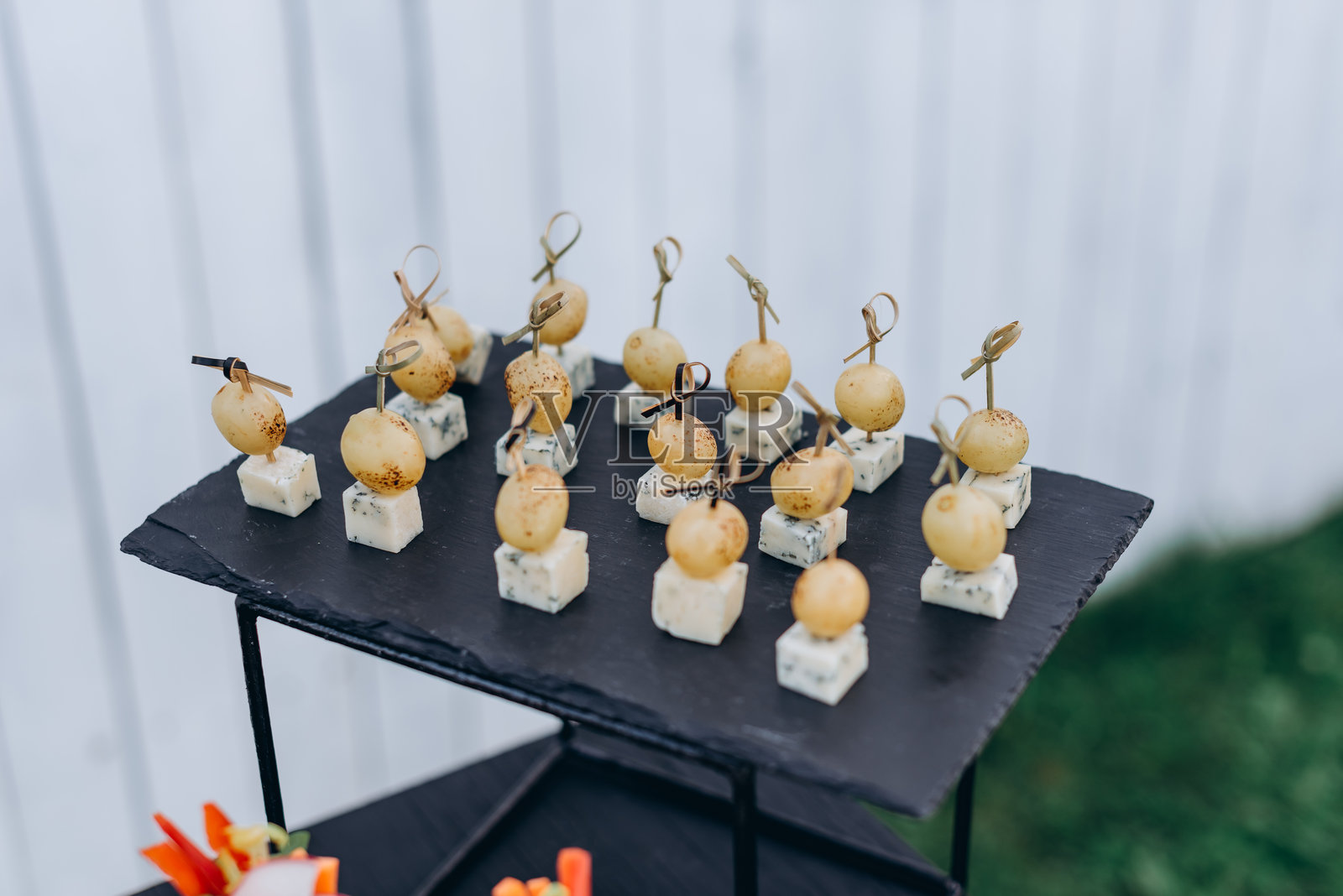 桌子上摆满了小吃照片摄影图片