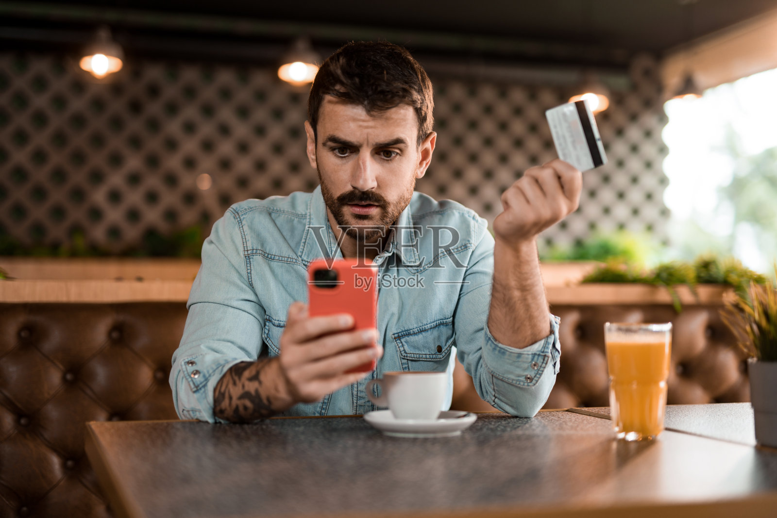 又空空如也的银行账户？！照片摄影图片