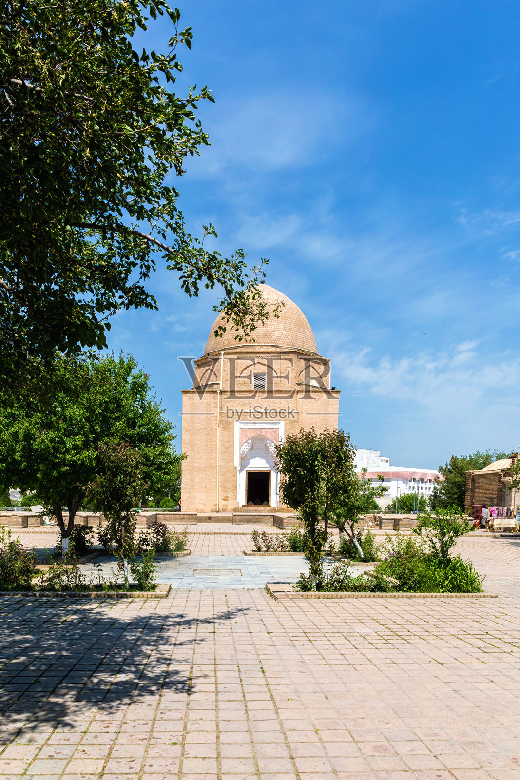撒马尔罕的鲁霍博德陵墓。背景是阴 cloudy 的天空。竖版。乌兹别克斯坦照片摄影图片