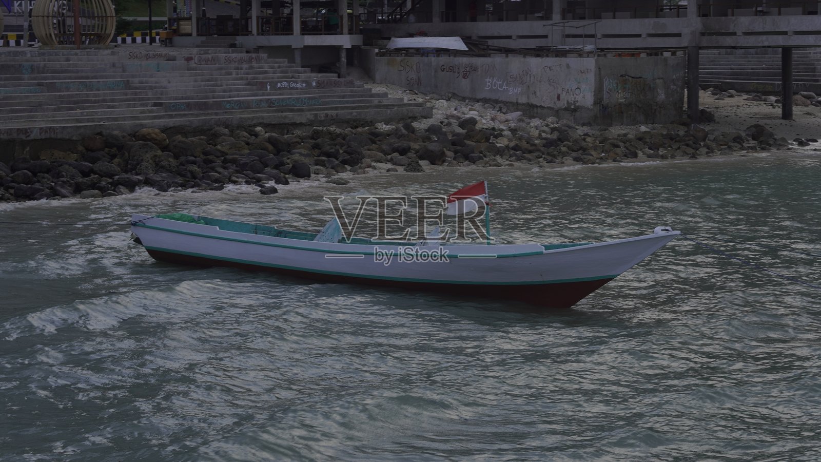 沙滩上的木船照片摄影图片