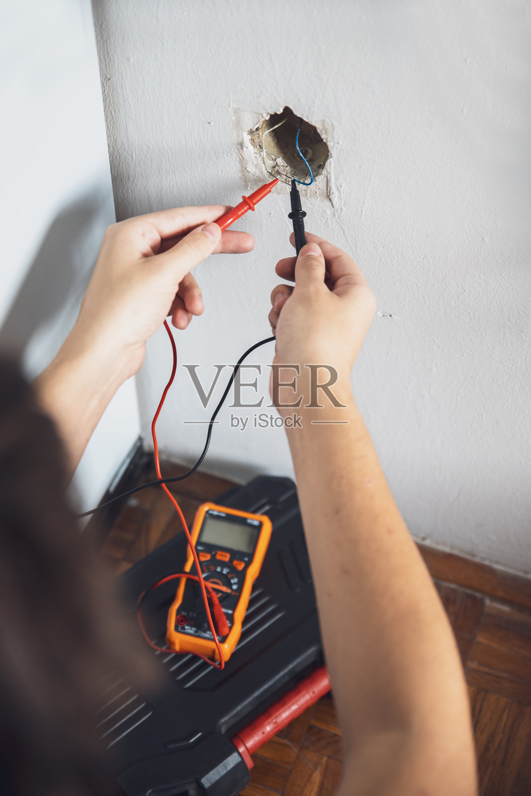 电工在公寓内检查电源供应照片摄影图片