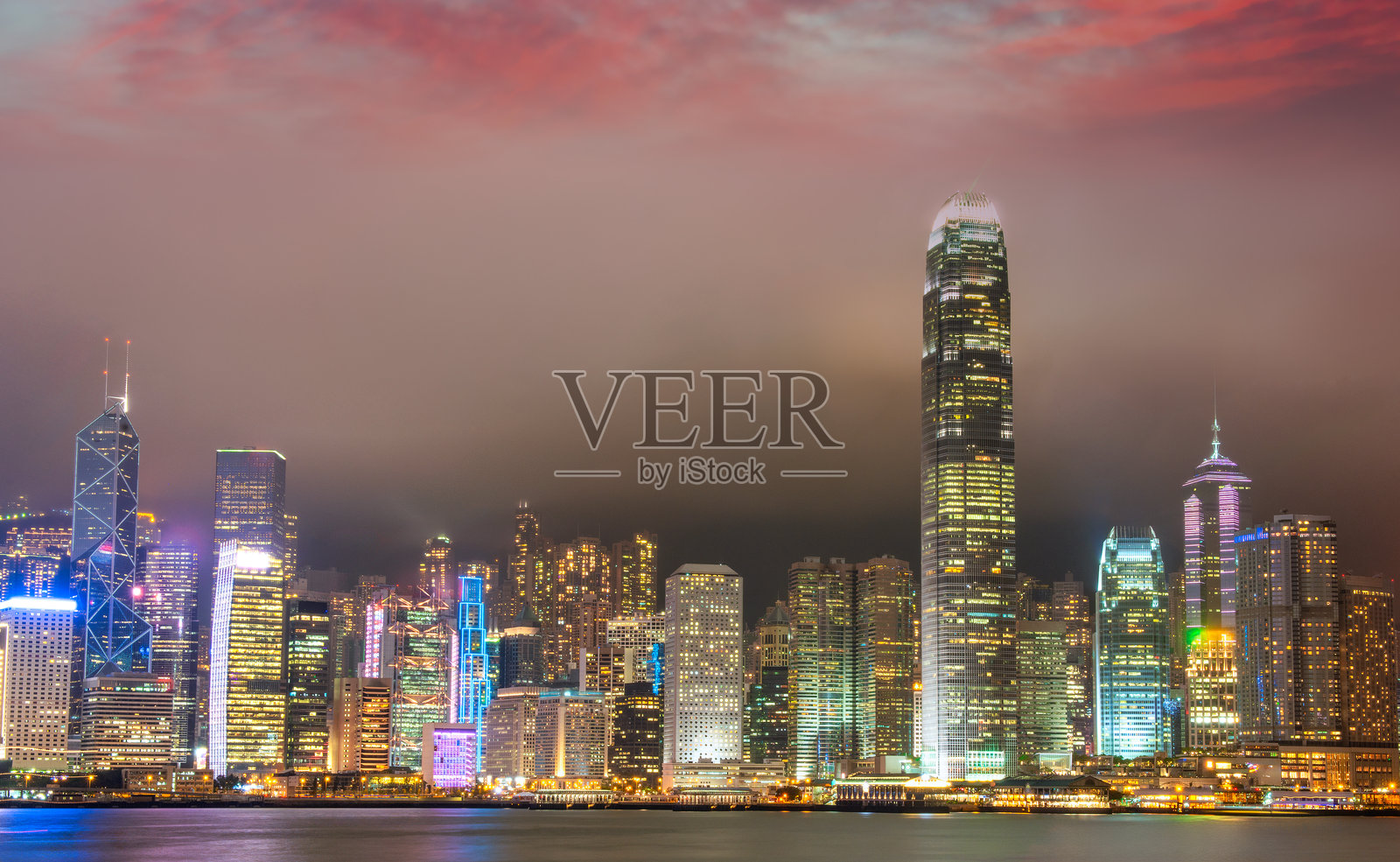 香港天际线夜景全景，维多利亚港的倒影照片摄影图片