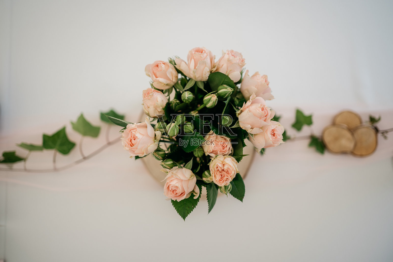 白色背景上的腮红粉色花园玫瑰婚礼中心装饰照片摄影图片