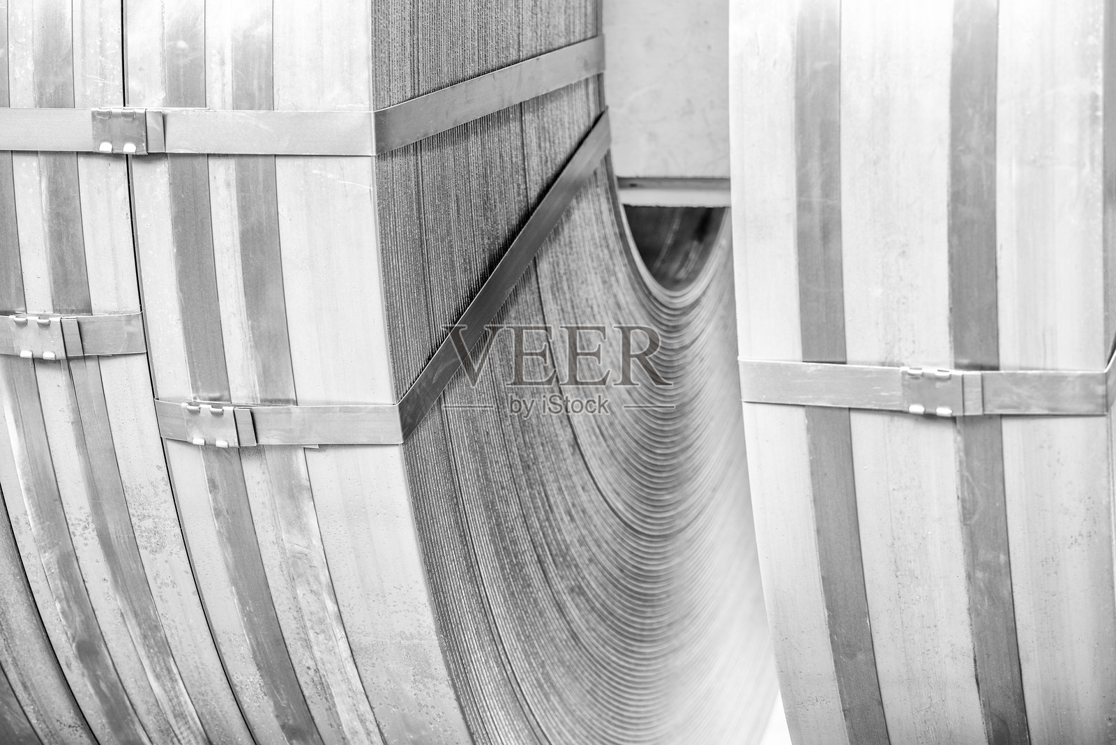 工业仓库。冷轧钢卷在工厂仓库中。钢卷的生产。照片摄影图片