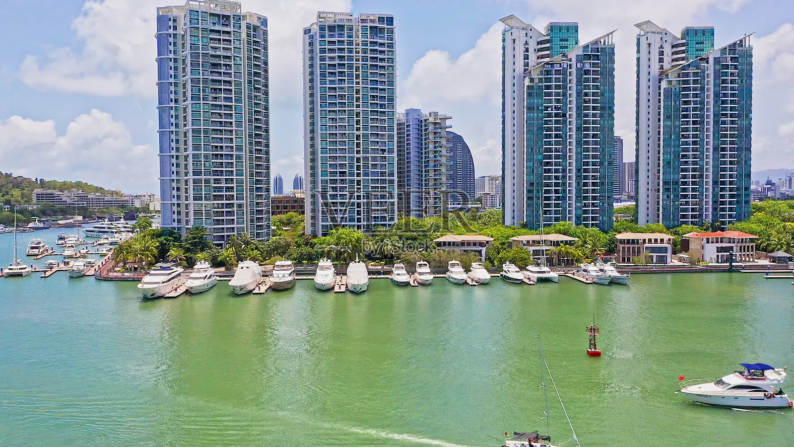 三亚湾的航拍，三亚，海南，中国，亚洲。游艇码头。海上的游艇。照片摄影图片