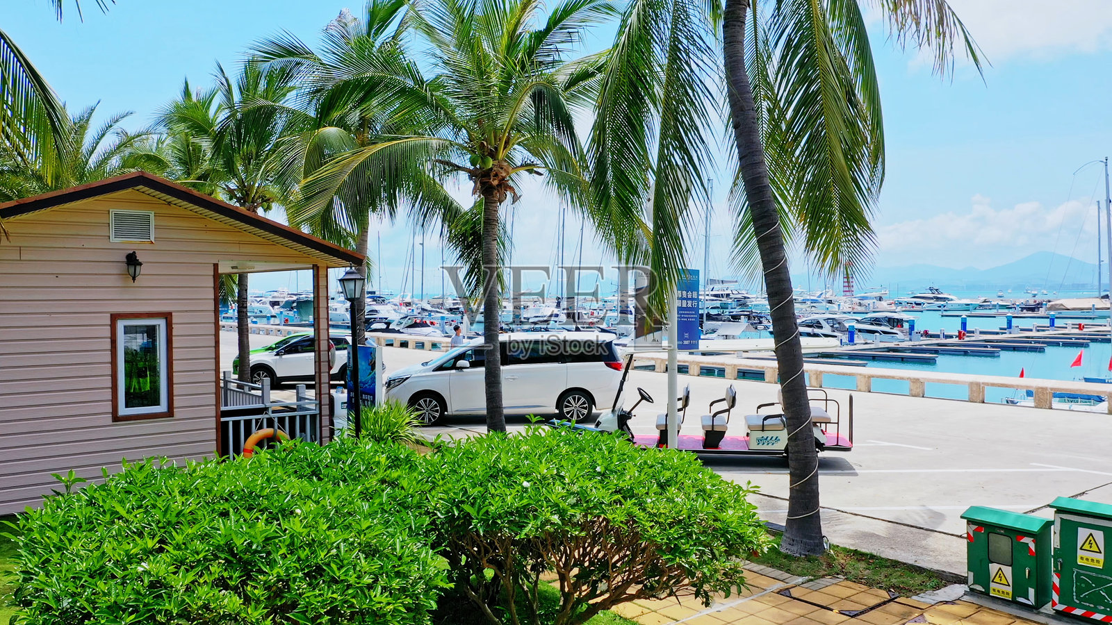 三亚湾，海南，中国，亚洲的帆船航拍。游艇码头。海上的游艇。照片摄影图片