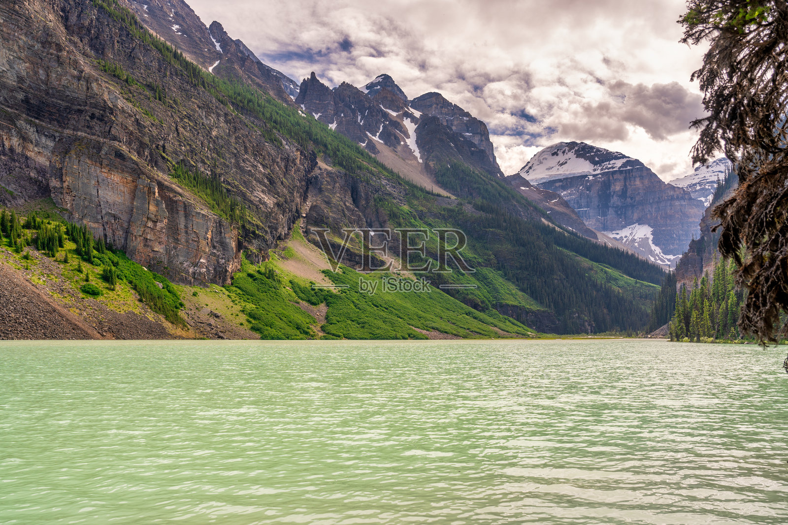 湖泊路易斯的夏日倒影 - 青绿色的宁静在加拿大落基山脉照片摄影图片