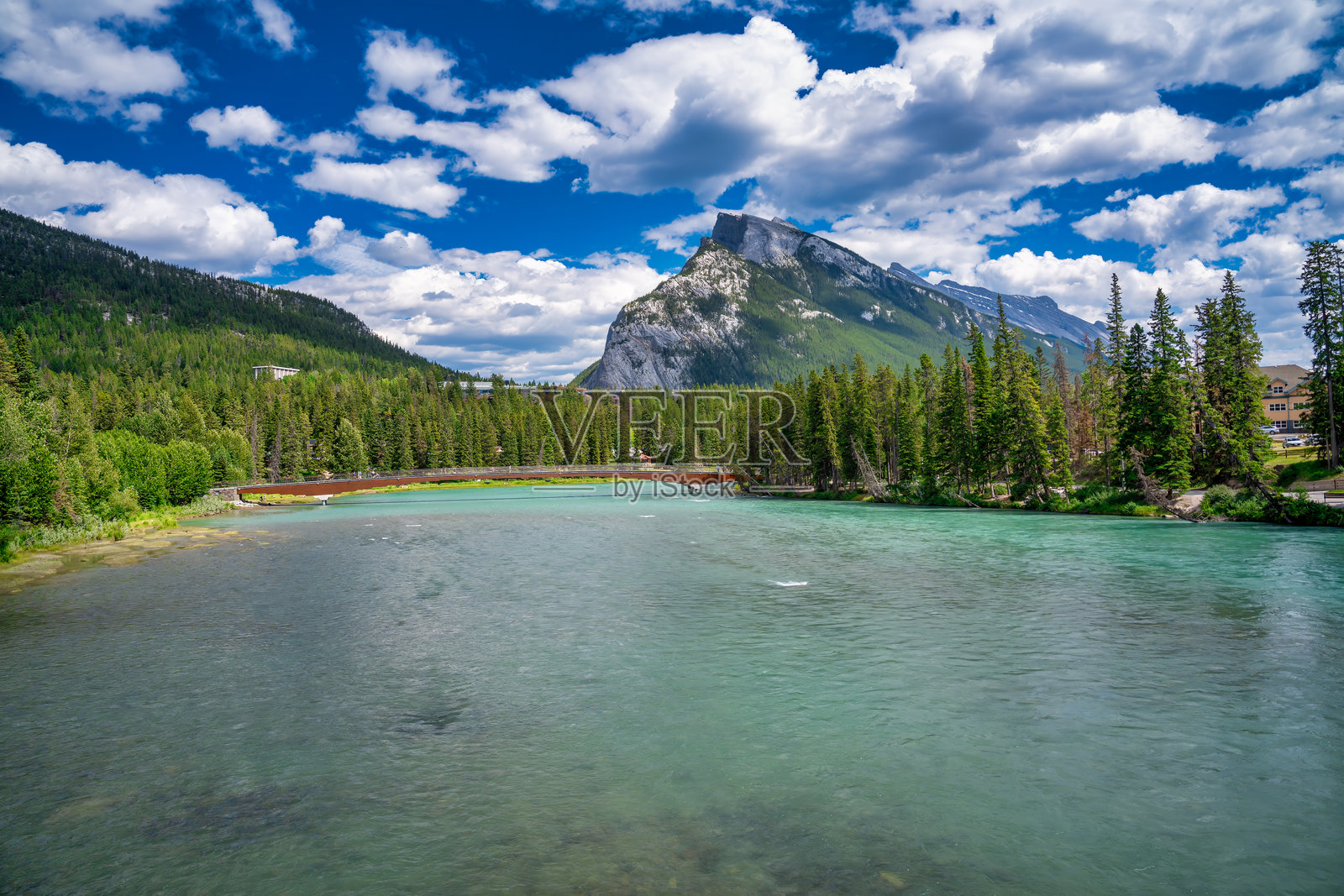 阳光草甸的原始湖泊俯瞰 - 班夫夏季壮丽景色照片摄影图片