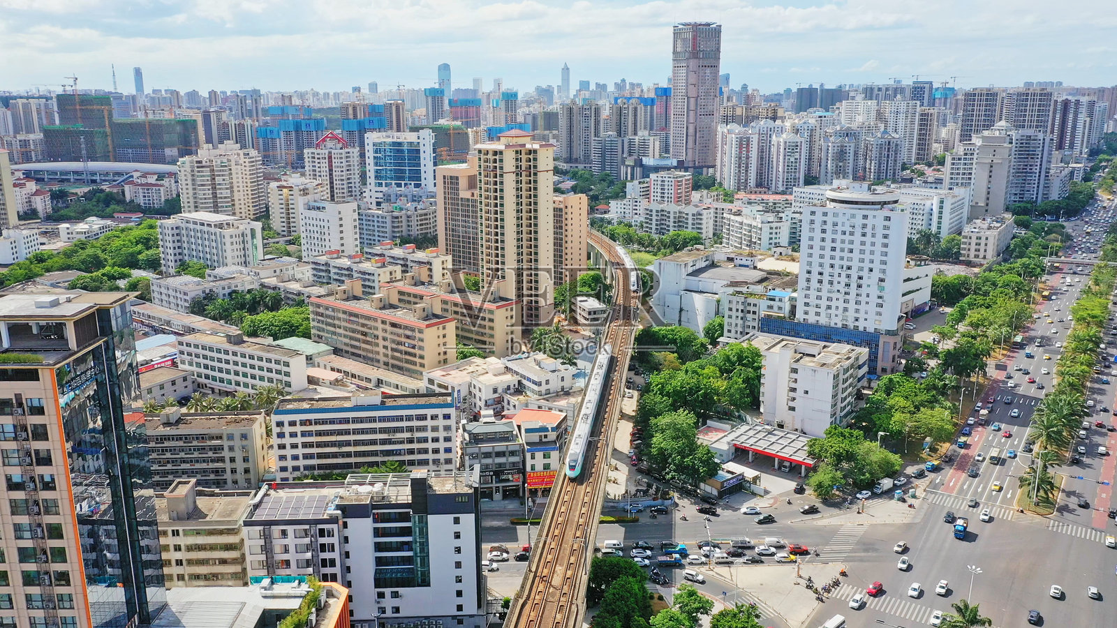 中国的高铁在海口东站。海口市天际线，海南，中国，亚洲。照片摄影图片