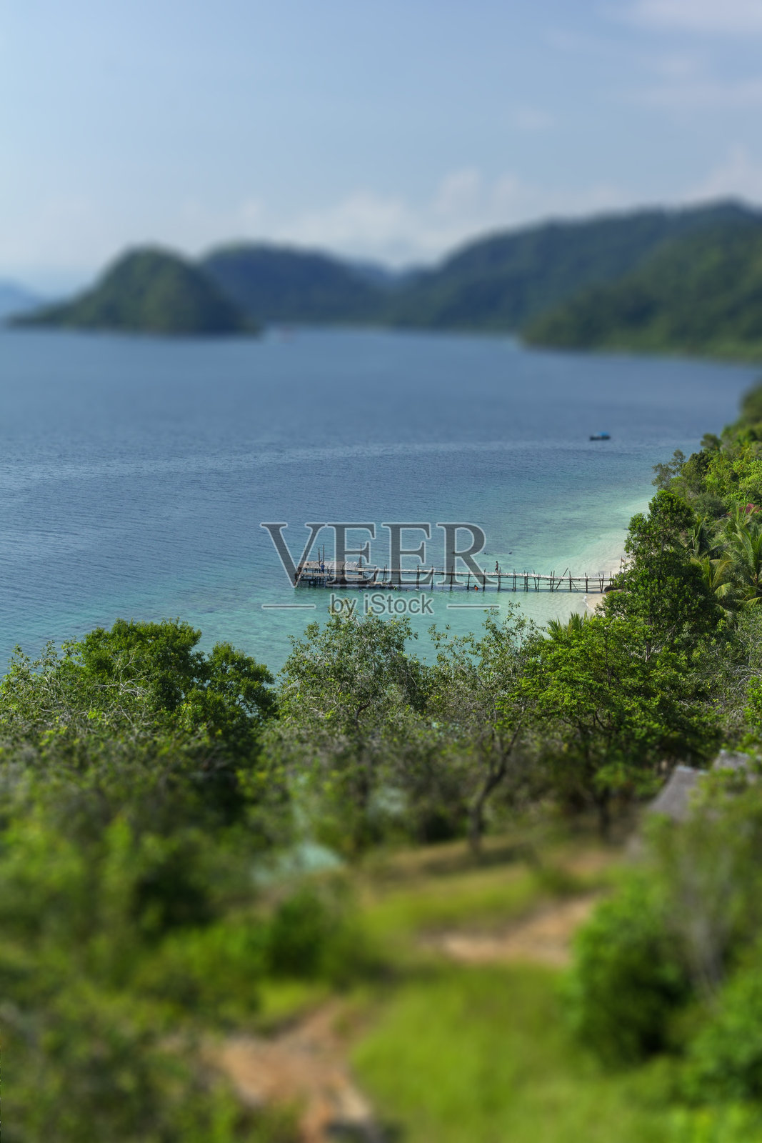 海岸线上的木栈道照片摄影图片