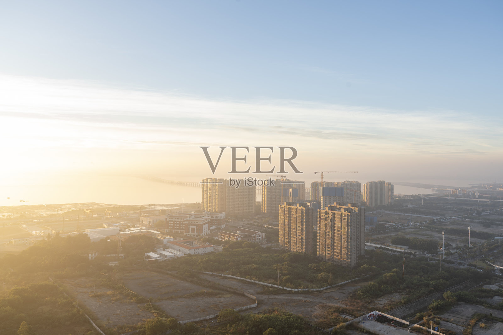 海滨城市的美丽日出照片摄影图片