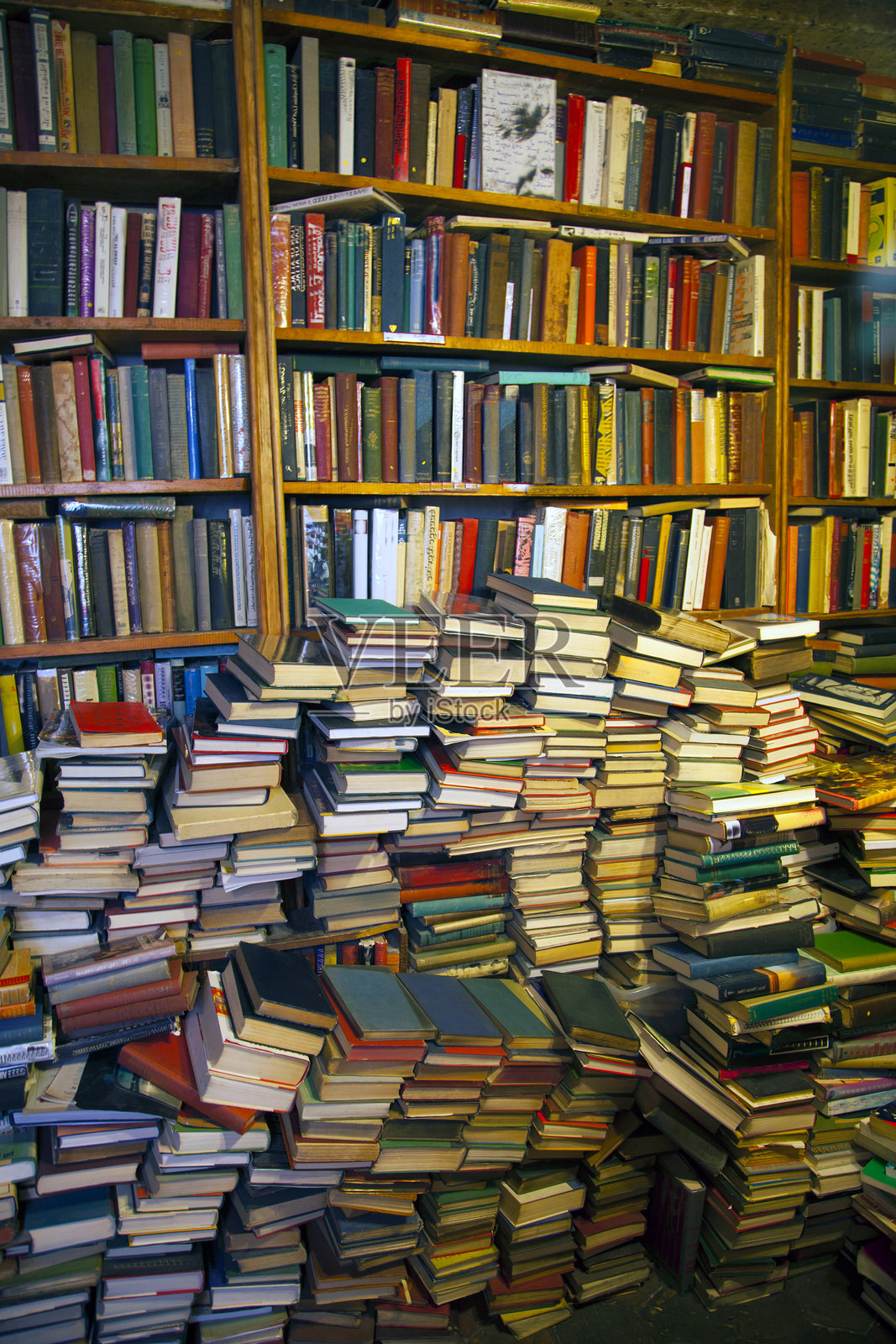 书店内部，出售的二手书堆。照片摄影图片