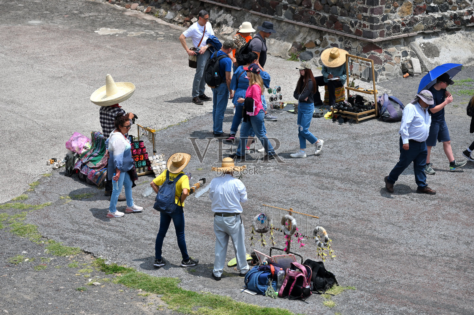 人们在特奥蒂瓦坎的金字塔附近出售纪念品照片摄影图片