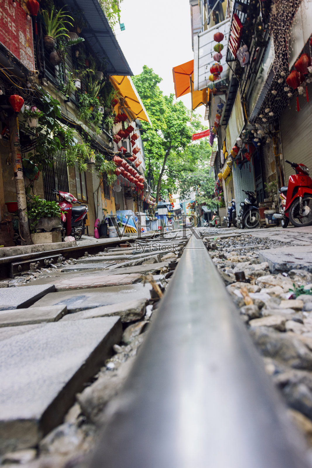 河内建筑间的铁路照片摄影图片
