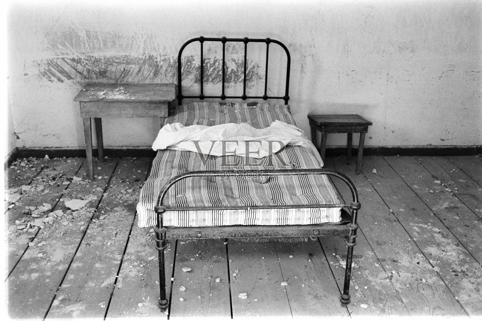 老旧废弃且部分破损的房屋细节，采用黑白胶卷拍摄照片摄影图片