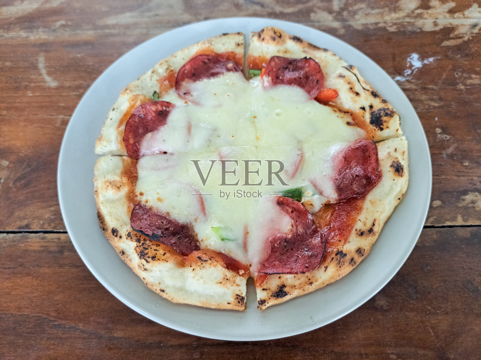 美味的意大利披萨，配有红椒、绿椒、帕尔马干酪、马苏里拉奶酪、香草、香菇和意大利香肠。菜单。照片摄影图片