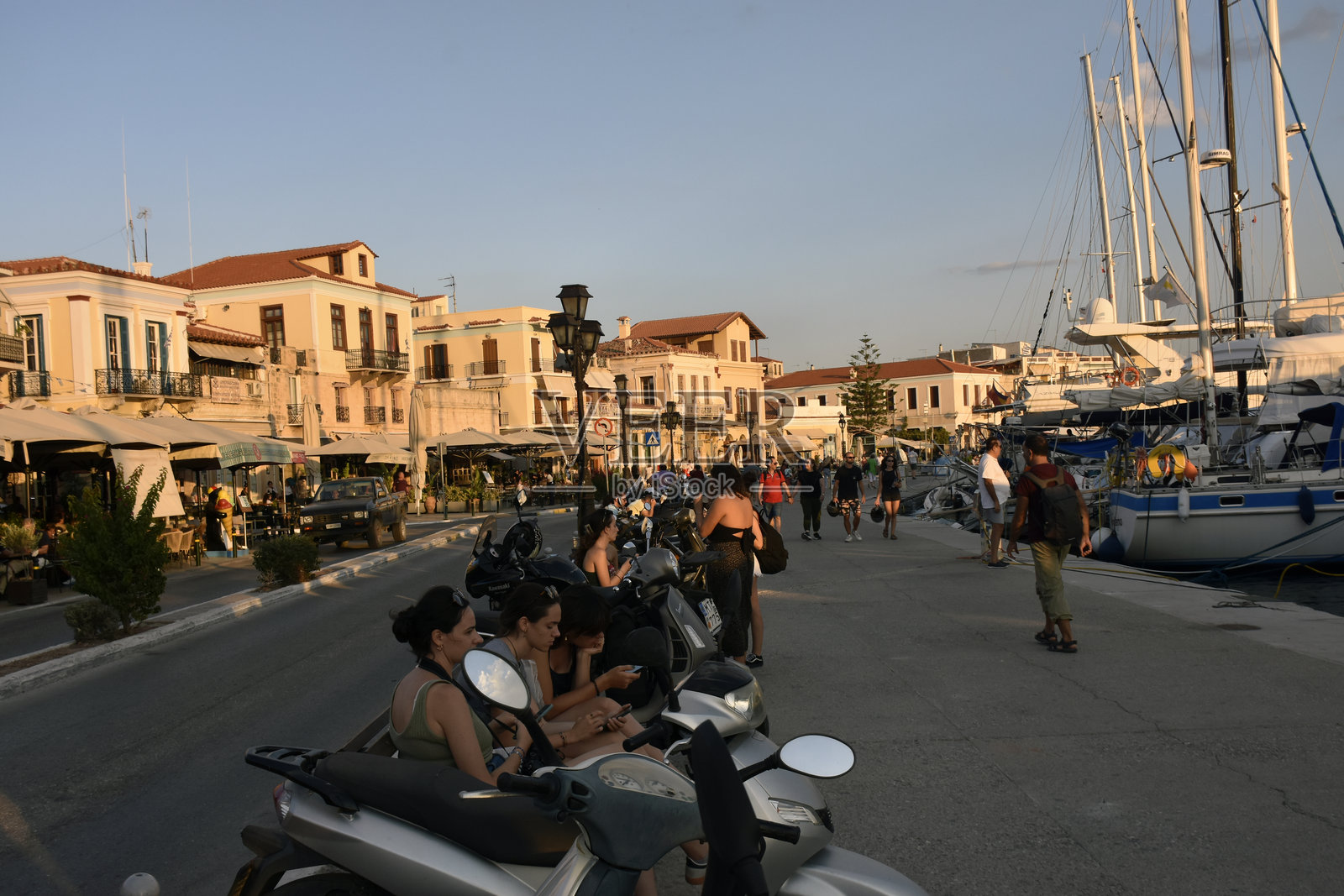 希腊欧洲埃吉纳港，阿提卡，岛屿，豪华游艇，餐厅，人们照片摄影图片