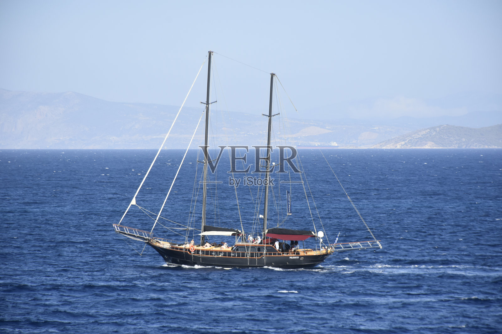 埃基纳岛的休闲船在希腊爱琴海上航行照片摄影图片