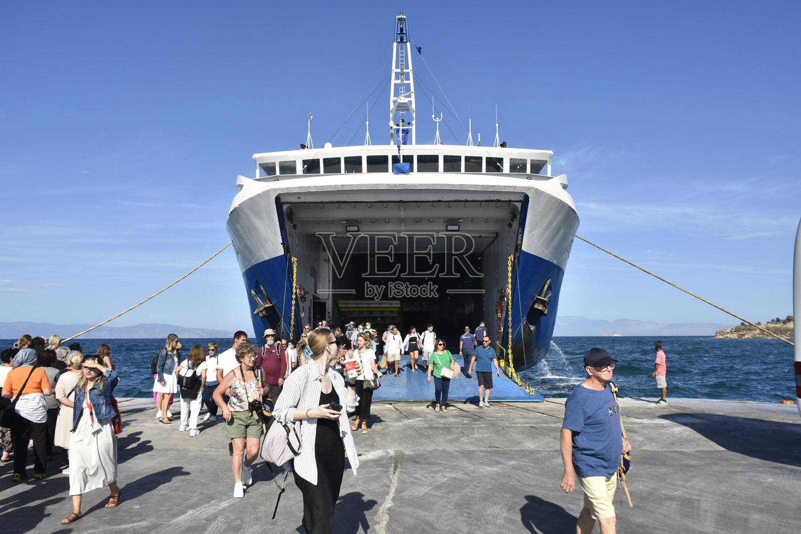 希腊埃吉纳岛旅馆，希腊公共交通渡轮，旅游，人们照片摄影图片