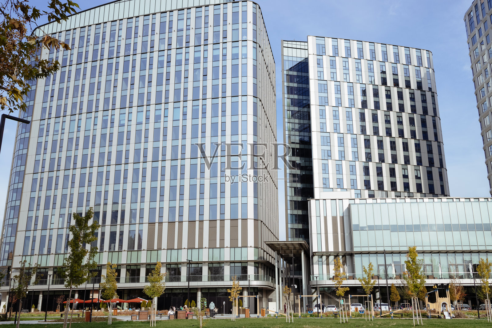 现代办公大楼展现了城市地区的现代建筑风格照片摄影图片