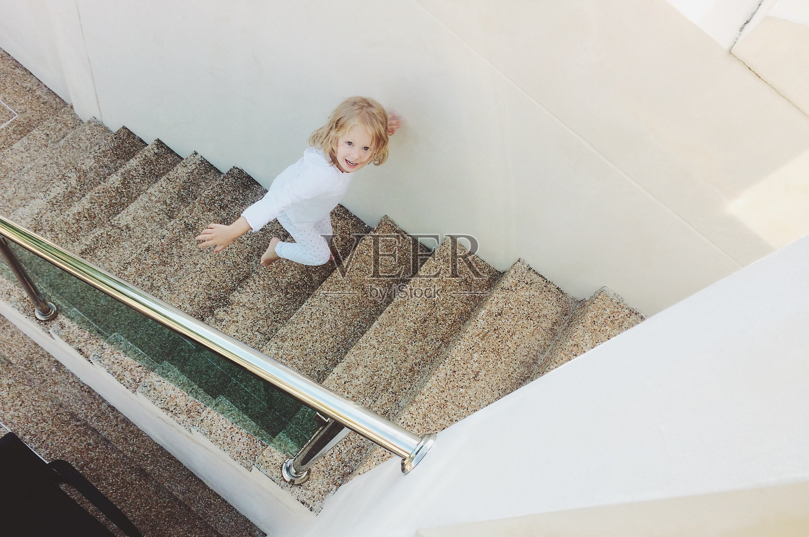 女孩走在楼梯上的高角度视图照片摄影图片