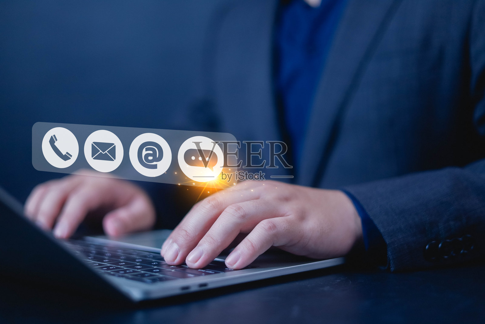 联系客户支持。屏幕上的虚拟商务人士联系图标（地址、电话、电子邮件、拨打电话）来自邮件网站的帮助。移动通信联系服务数字技术，提供协助。照片摄影图片