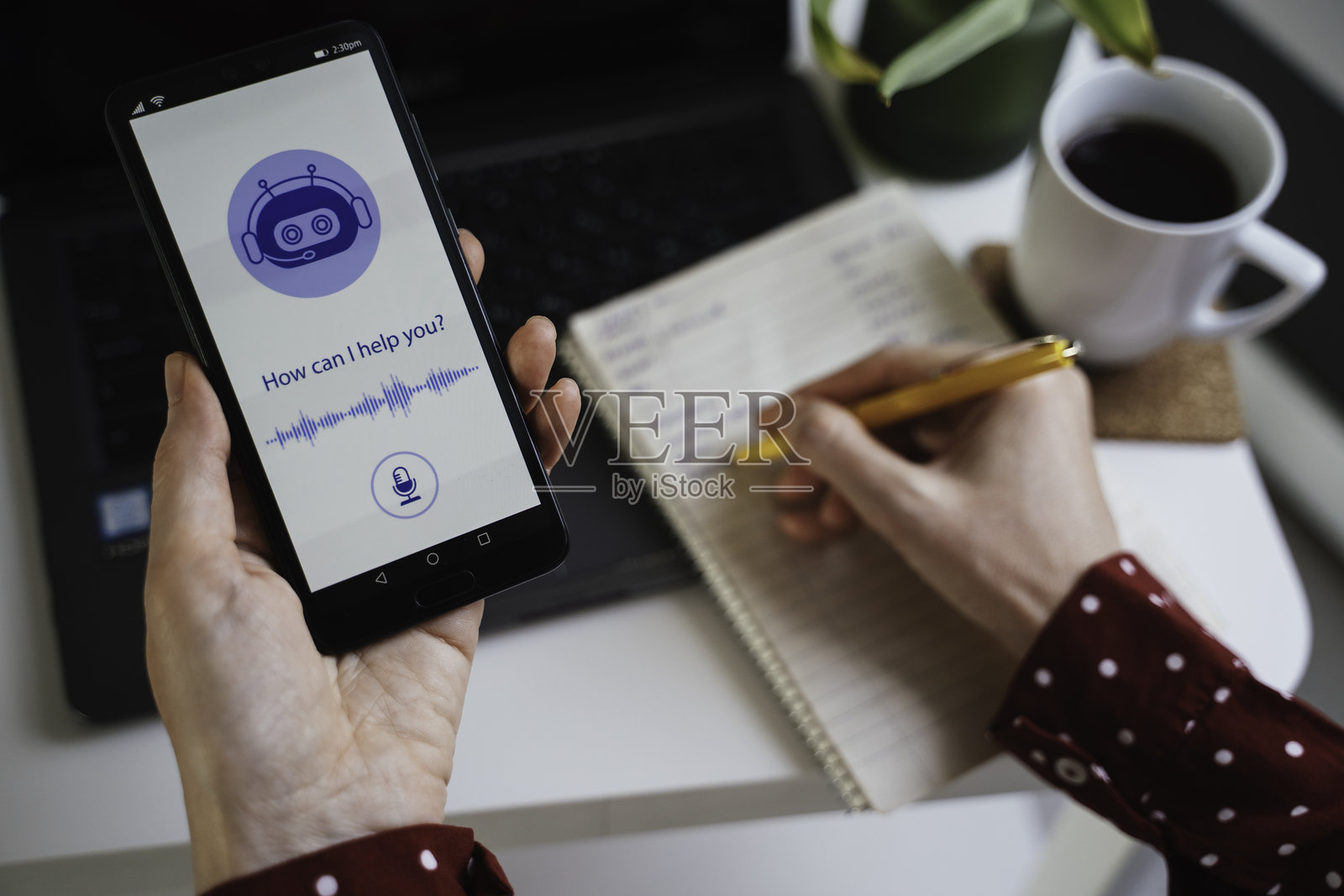 使用数字语音助手提升工作效率。照片摄影图片