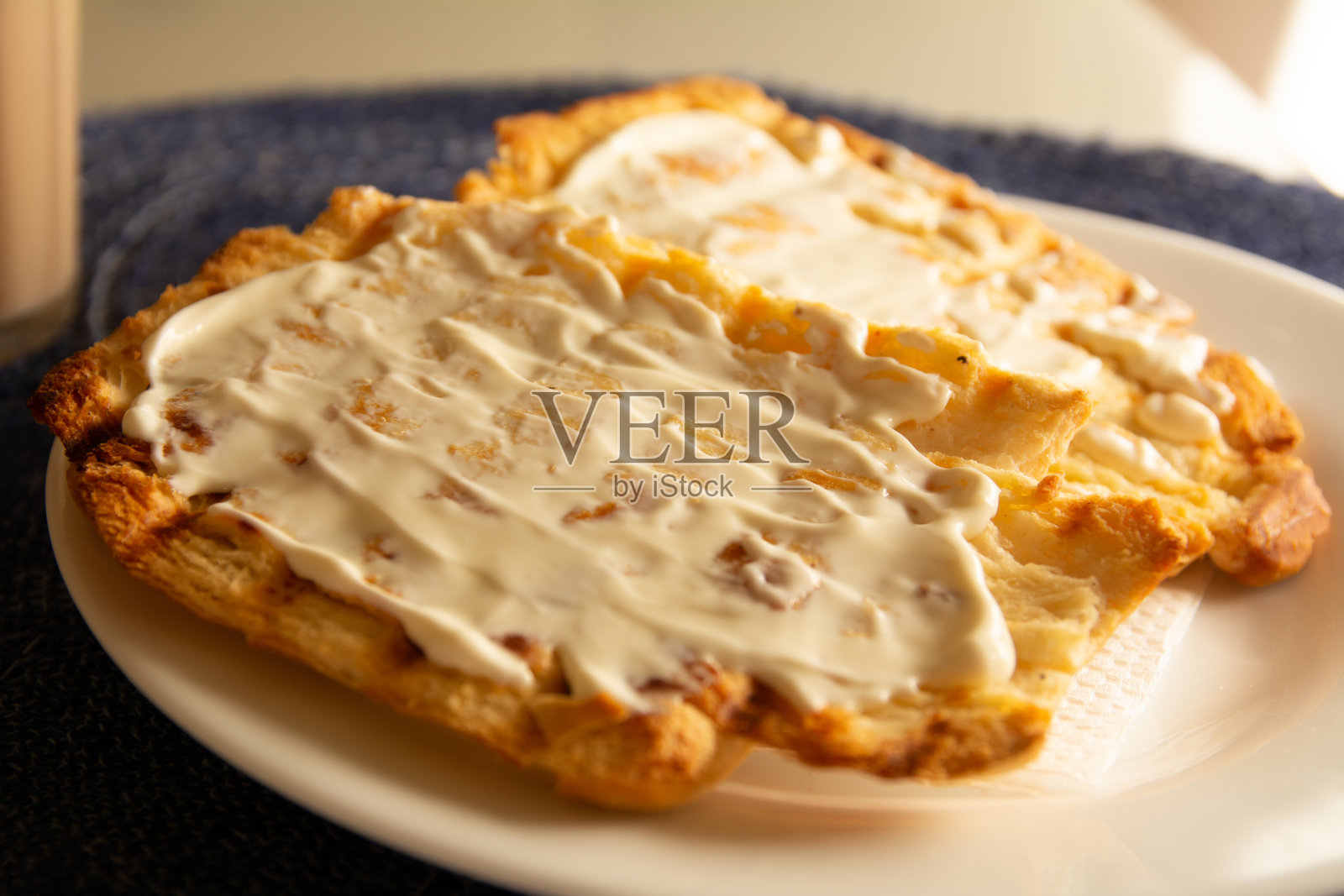 涂有融化黄油的烤面包，巴西早餐食品，特写视图照片摄影图片