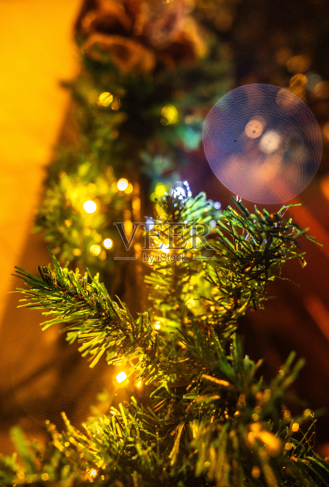 各种颜色和质地的球体与绿色花环的圣诞装饰照片摄影图片