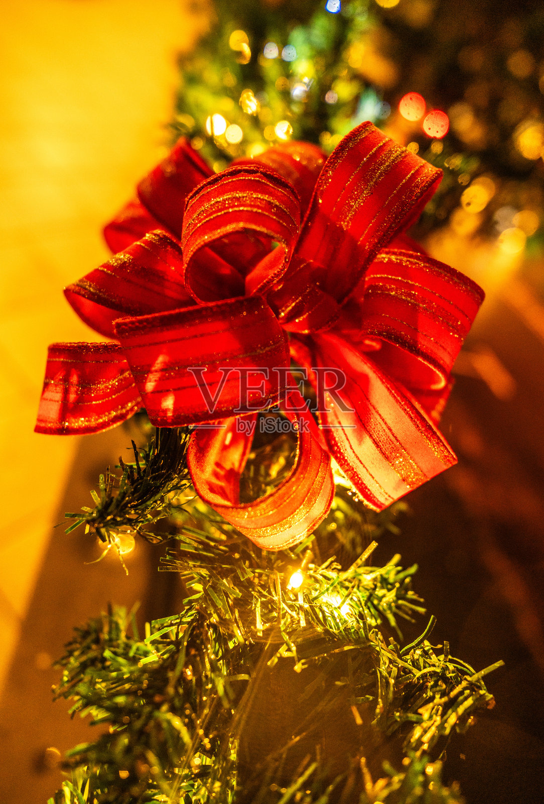 各种颜色和质地的球体与绿色花环的圣诞装饰照片摄影图片