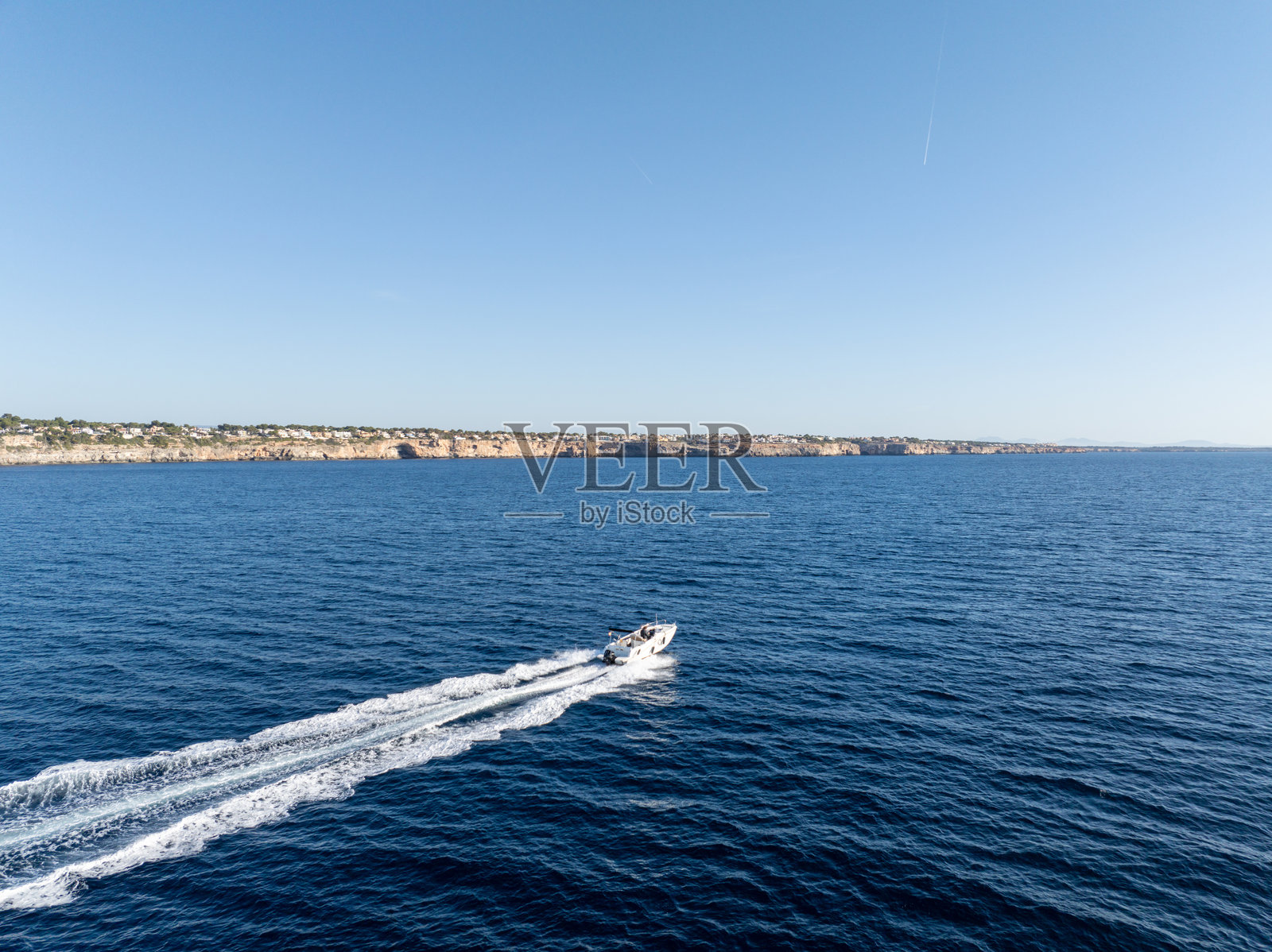 马约卡美丽海滩上的摩托艇照片摄影图片