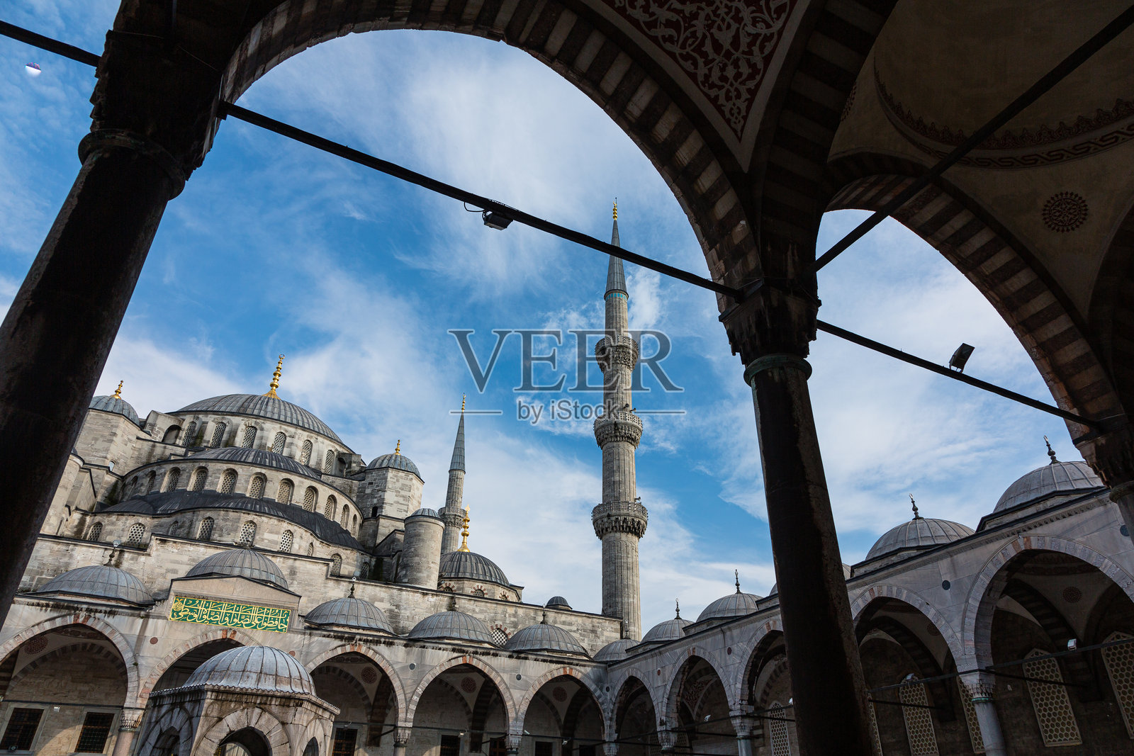 苏尔坦艾哈迈德清真寺，也被称为蓝色清真寺，位于土耳其伊斯坦布尔历史区。照片摄影图片