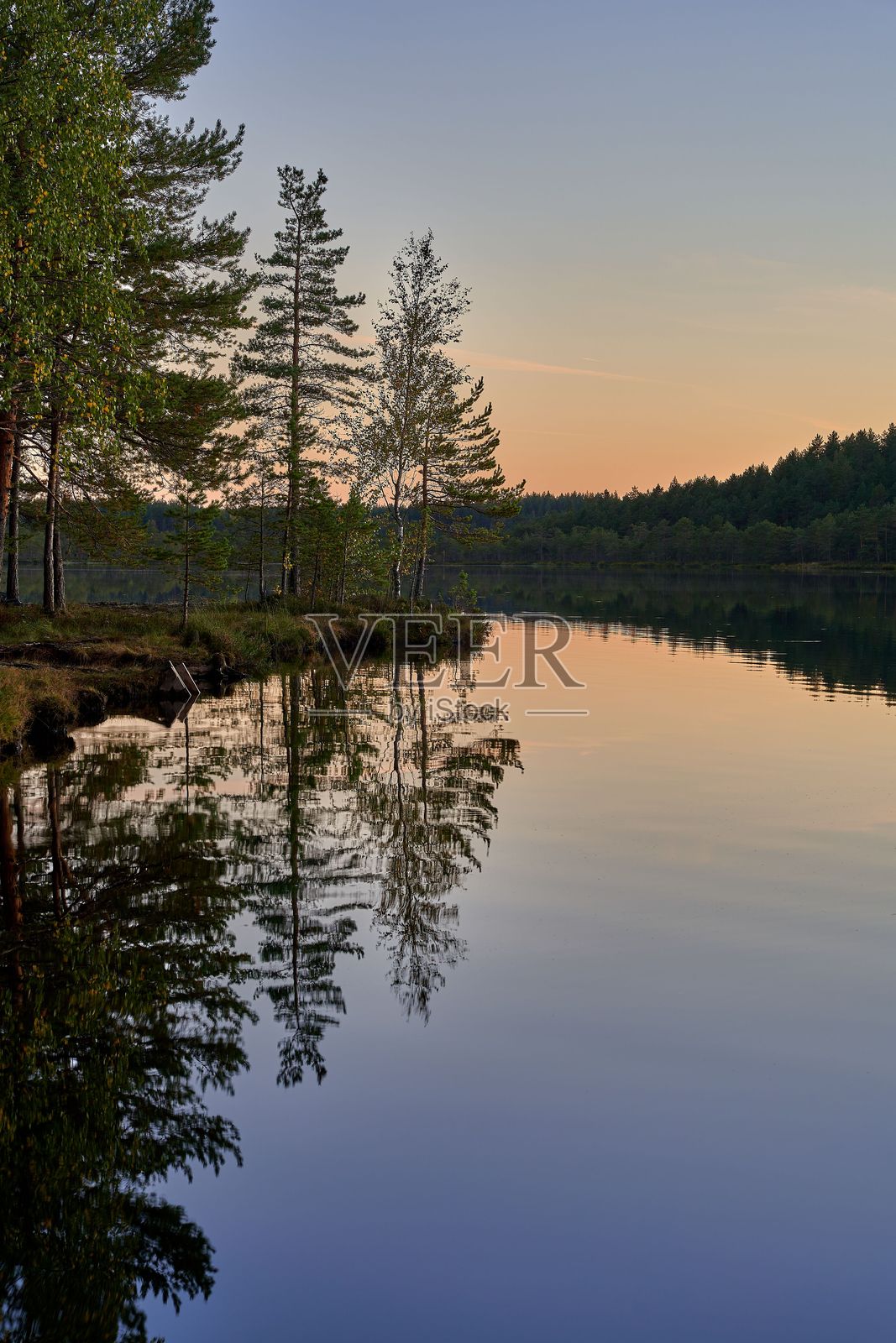 宁静湖泊的日落倒影照片摄影图片