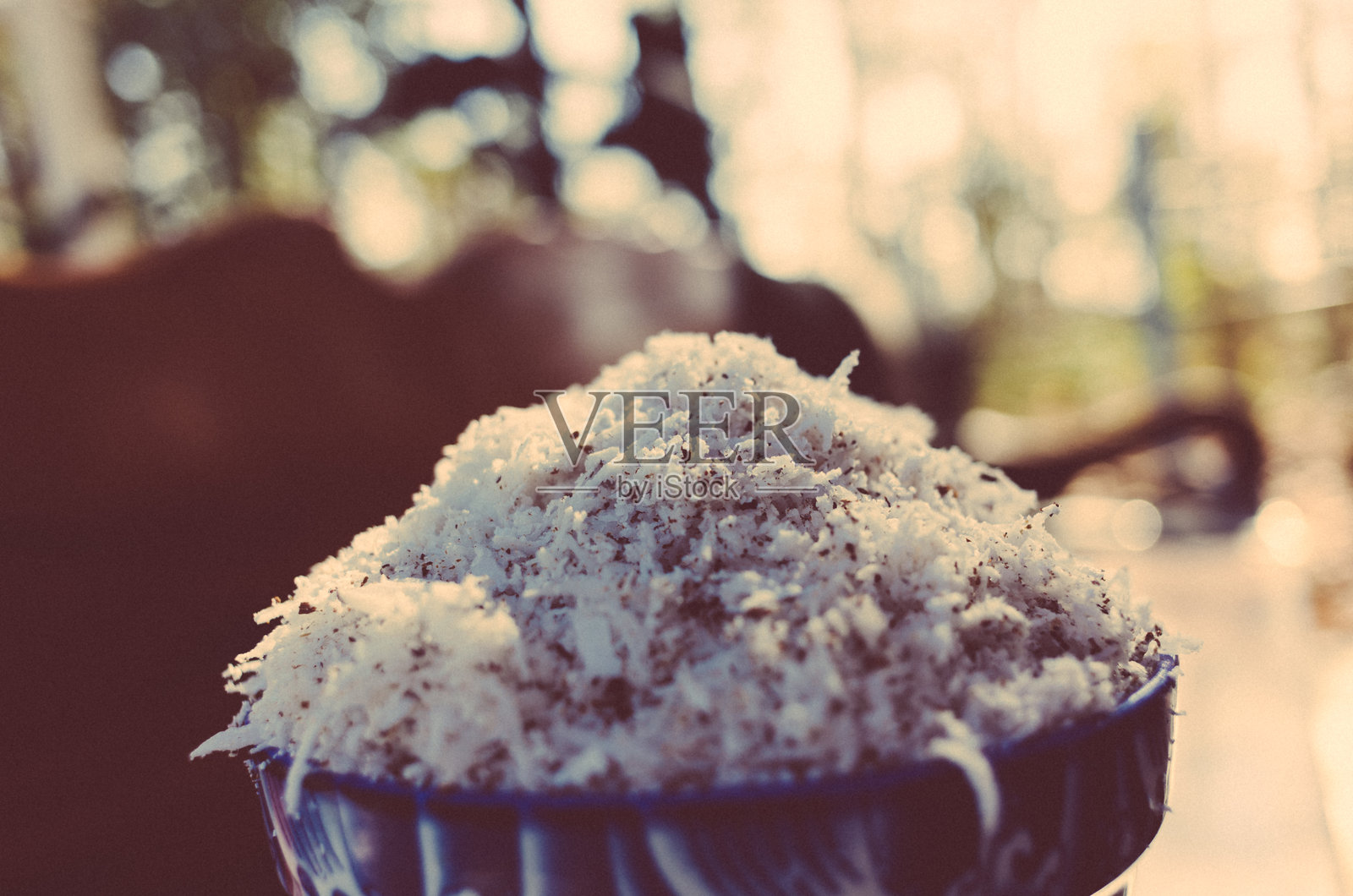 碗里的椰子照片摄影图片