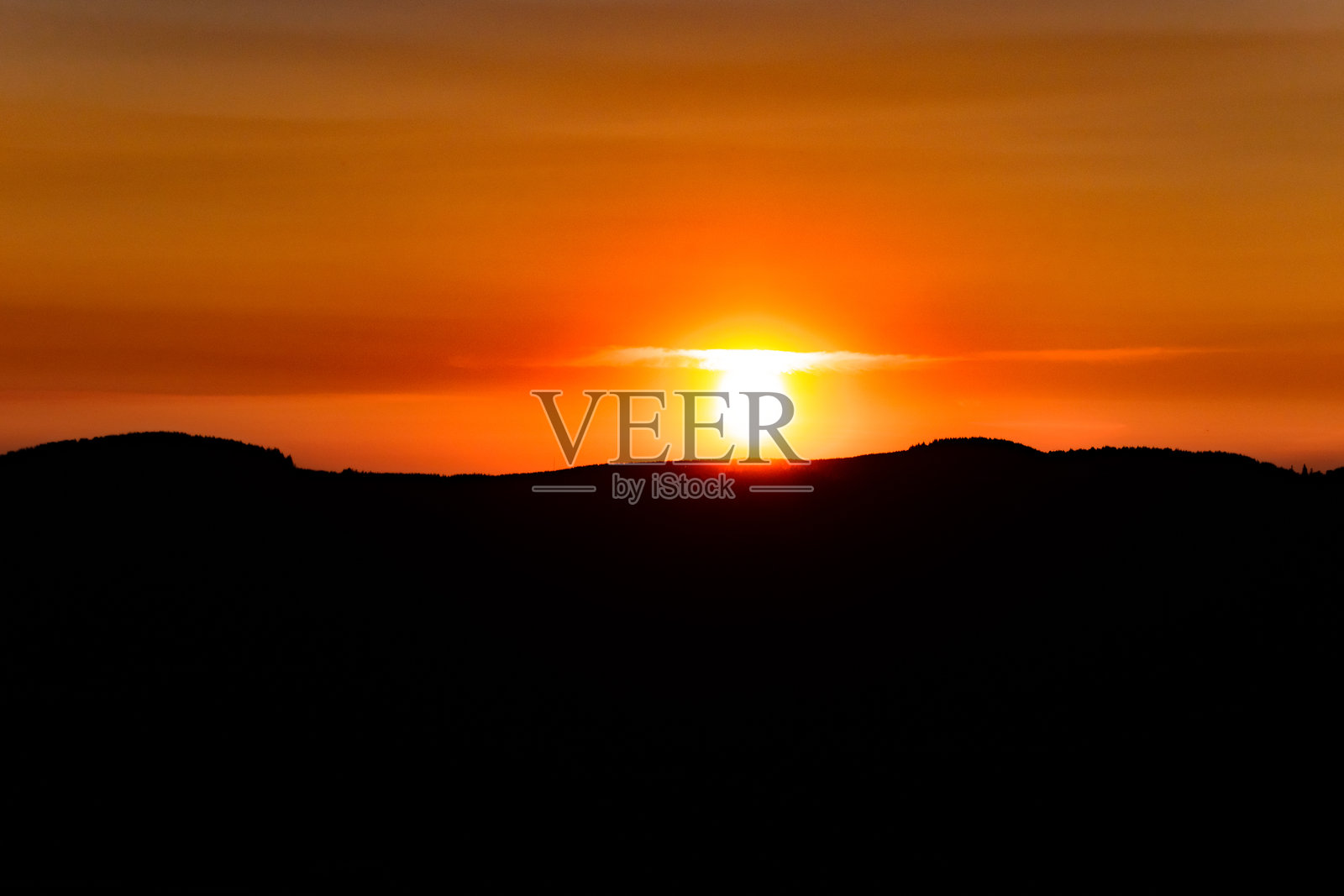 华盛顿山脉下，夕阳西下时明亮的橙色天空照片摄影图片