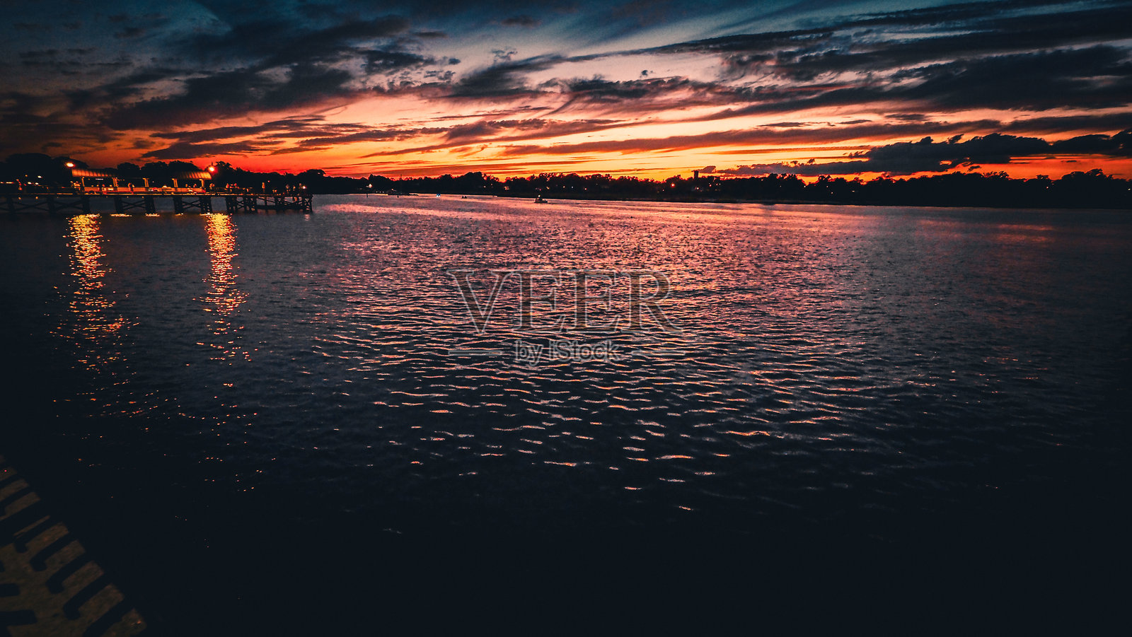 宁静水面上的壮丽日落照片摄影图片