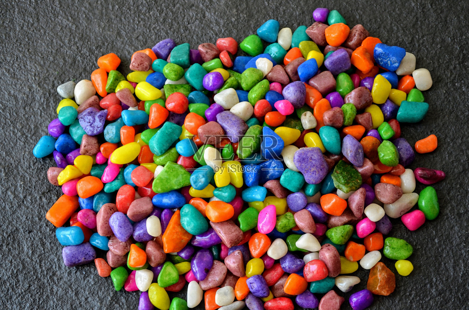 多彩的卵石，水族箱必备，生态瓶。这些色彩斑斓的卵石为您的水族箱和水生植物碗增添了自然的装饰。天然的河石经过抛光，形状和颜色各异。照片摄影图片