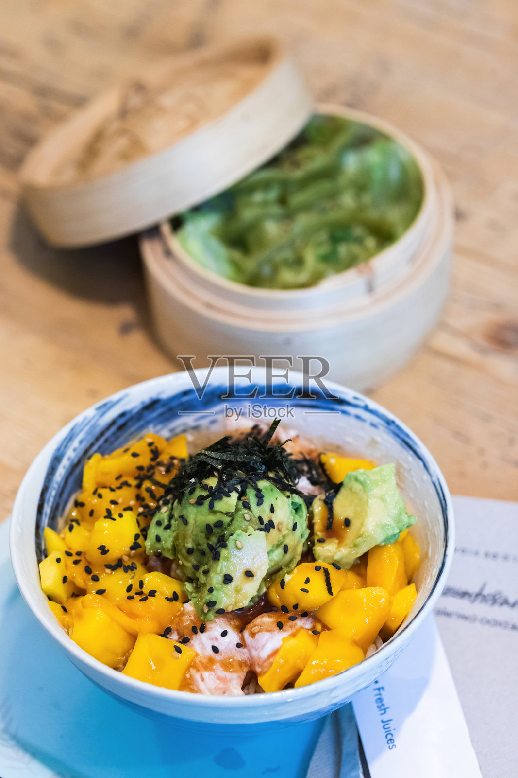 诱人的波克碗菜肴放在桌子上照片摄影图片