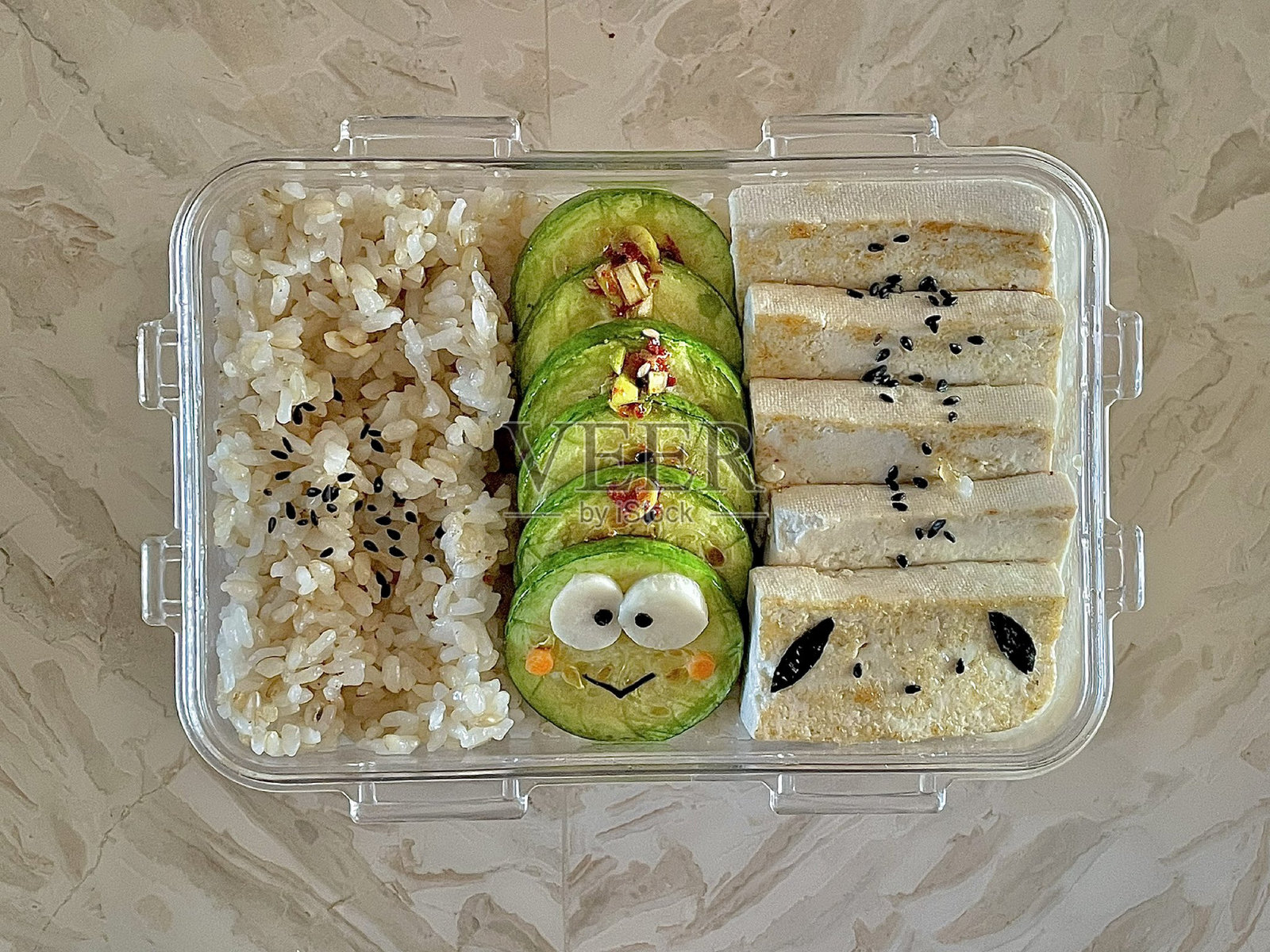 韩式便当，包含米饭、各种配菜、鸡蛋、香肠、蒸西兰花和泡菜。盛放在金属韩式便当盒中。照片摄影图片