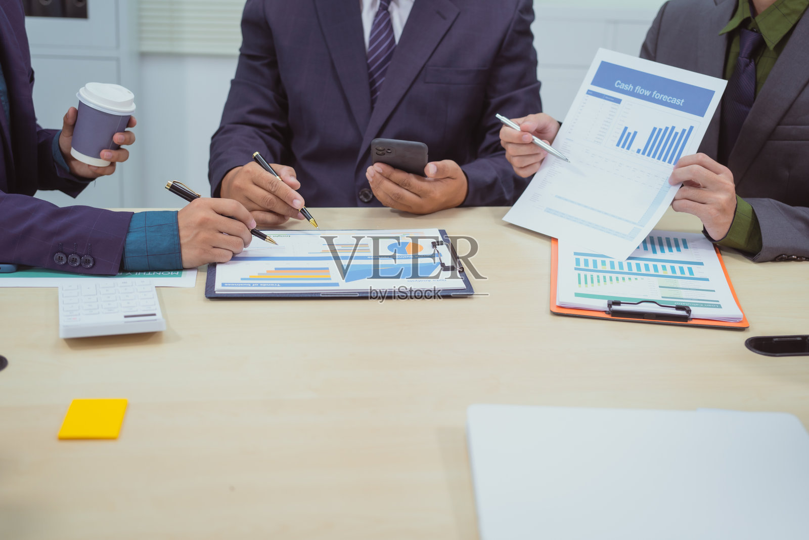 一位商人在办公室与一群商人开会，讨论数字营销策略、财务数据分析和共同规划商业项目的特写镜头。照片摄影图片