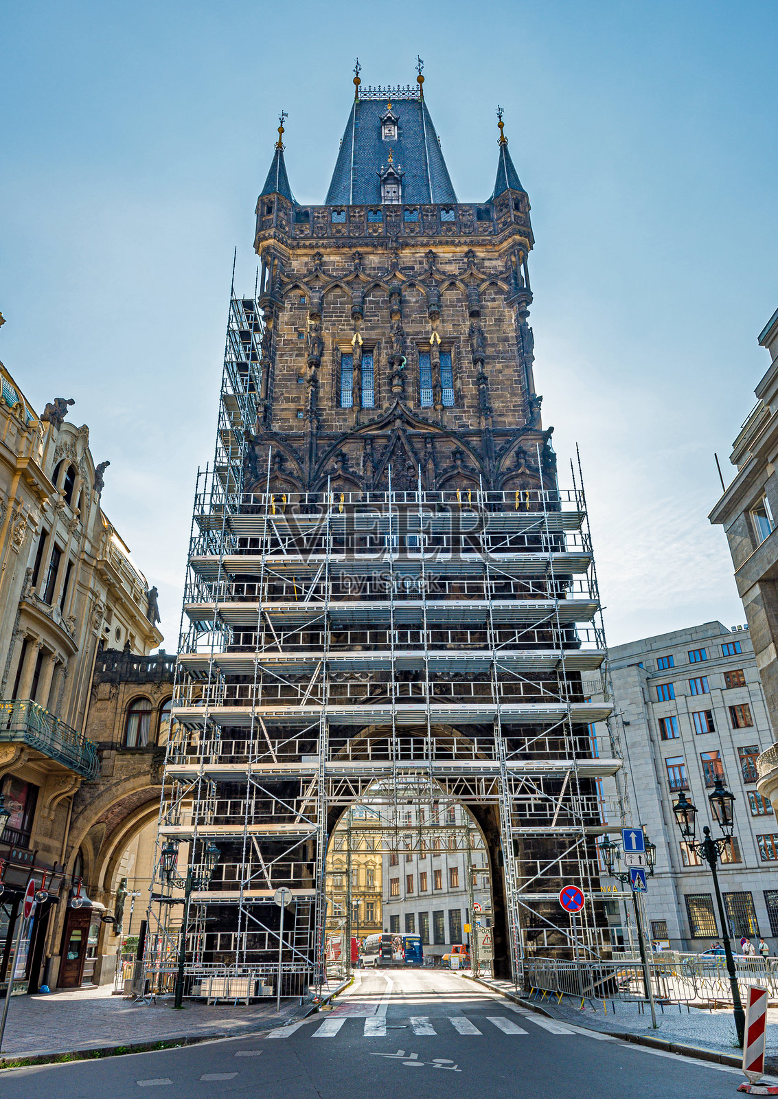 布拉格，捷克共和国的哥特式粉末塔正在修复中。照片摄影图片